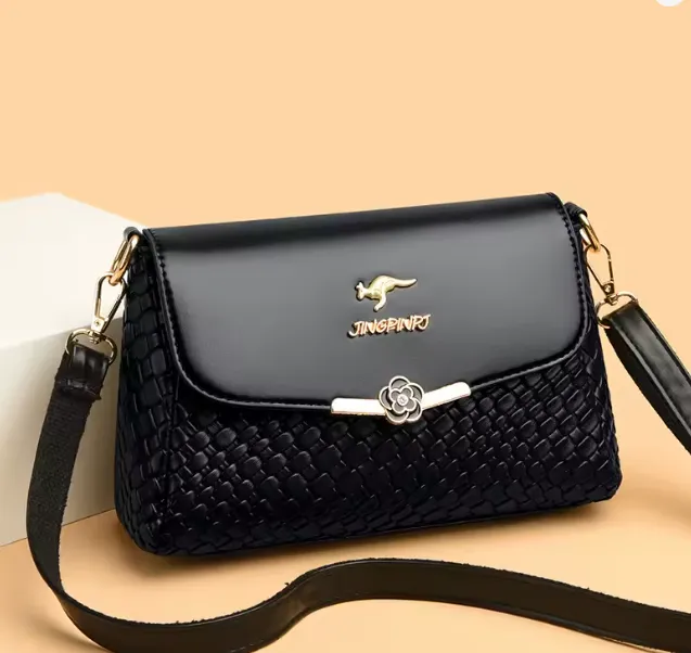 New stylish women's shoulder bag with a large capacity